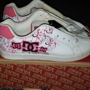 DC runners they are pink n white. Brand New never worn tags still on them.